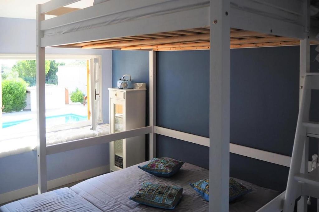 Holiday Home With Shared Pool Сен Мари де ла Мер Екстериор снимка