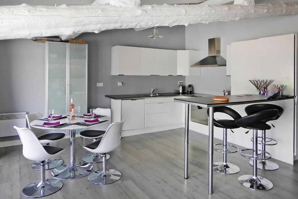 Holiday Home With Shared Pool Сен Мари де ла Мер Екстериор снимка