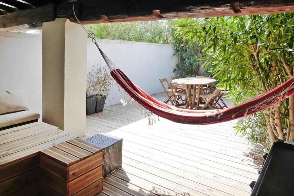 Holiday Home With Shared Pool Сен Мари де ла Мер Екстериор снимка