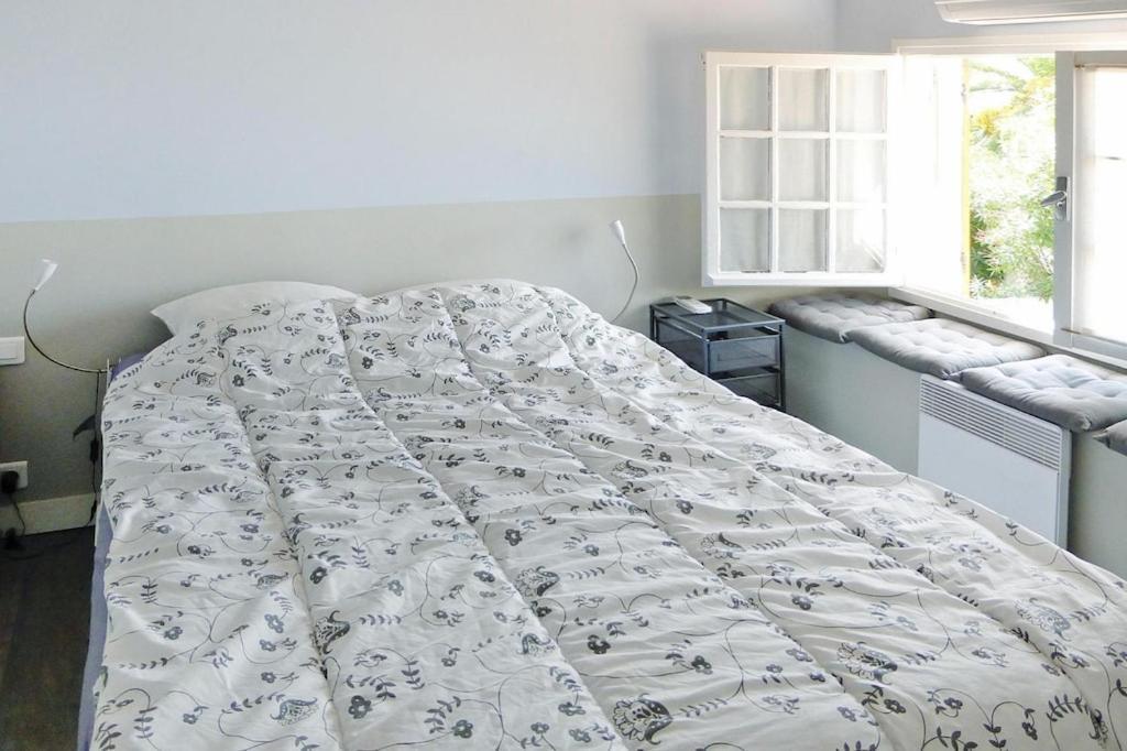 Holiday Home With Shared Pool Сен Мари де ла Мер Екстериор снимка