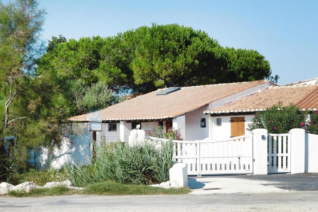Holiday Home With Shared Pool Сен Мари де ла Мер Екстериор снимка