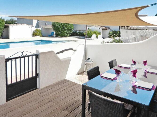 Holiday Home With Shared Pool Сен Мари де ла Мер Екстериор снимка